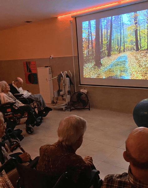 residents mirant una pelicula