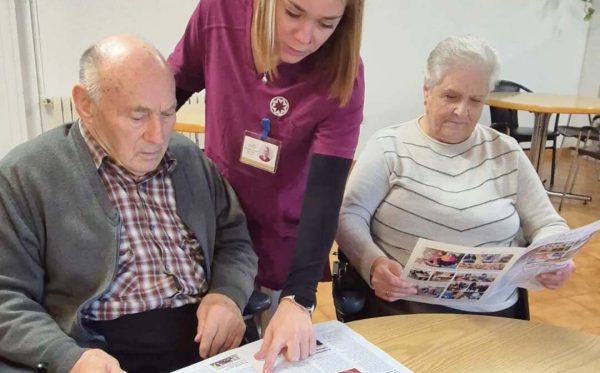 Posts IG Fundació Pere Màrtir - 2 residents llegint