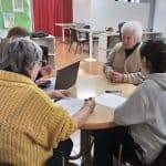 Alumnes de l’Escola Arrels entrevisten residents de la Fundació en una activitat intergeneracional